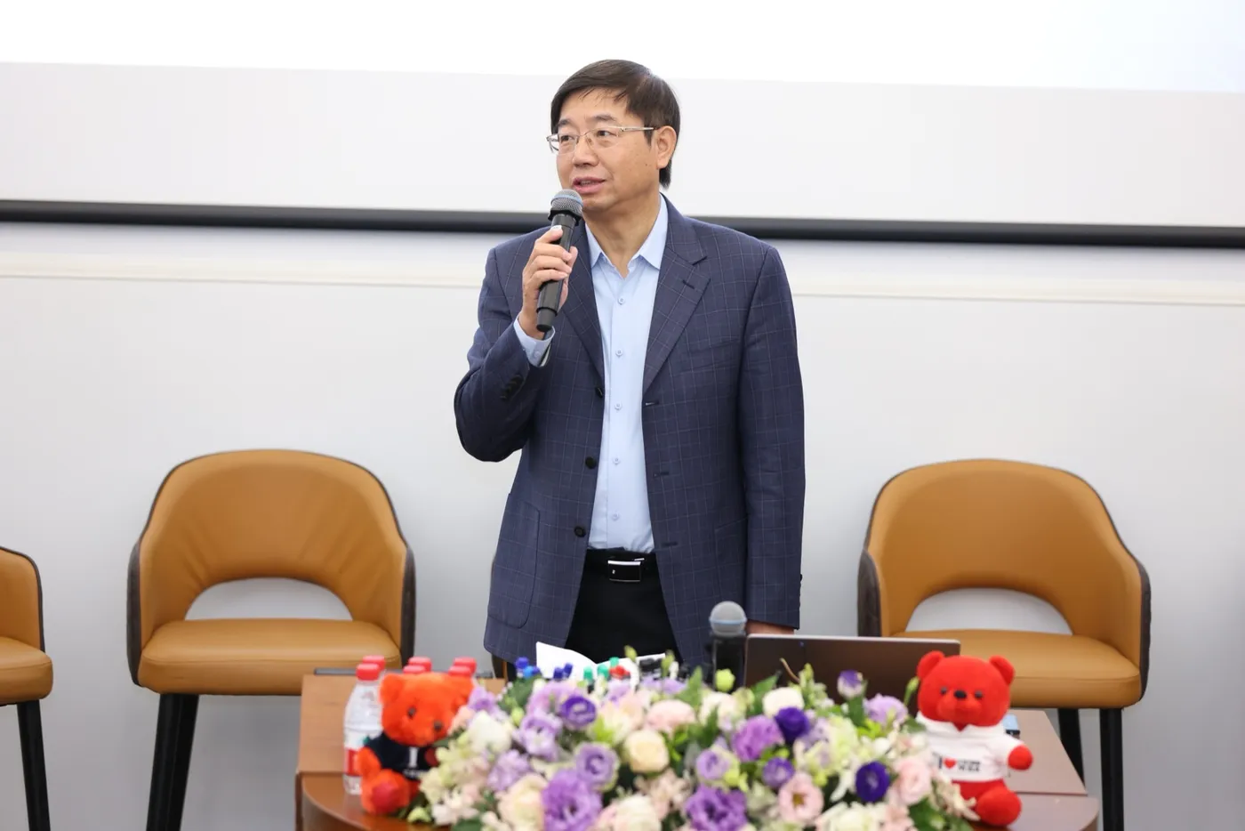 周平军出席 2025 中小企业收并购与传承闭门圆桌会。