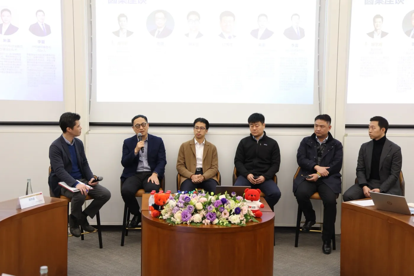嘉宾参加不同买方视角下的中小企业收并购评估与执行圆桌讨论。