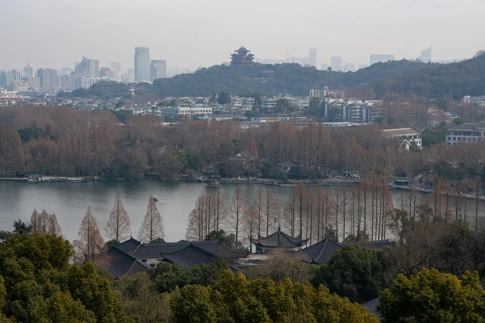 西湖与杭州城市天际线全景。