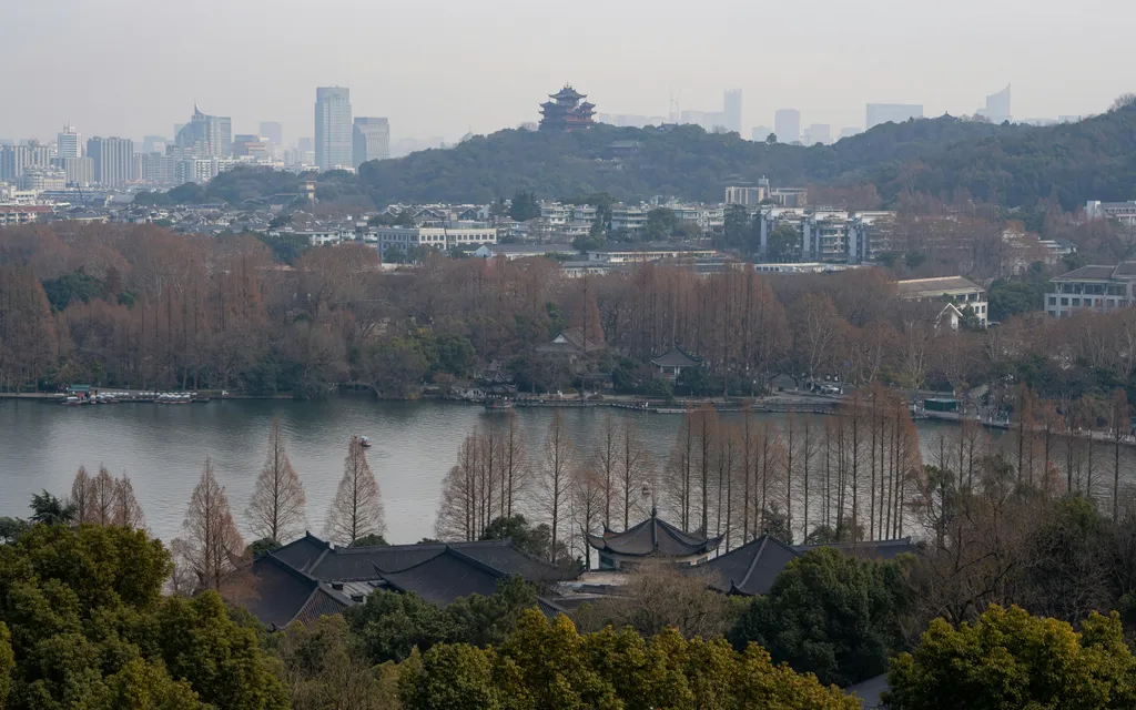西湖与杭州城市天际线全景。