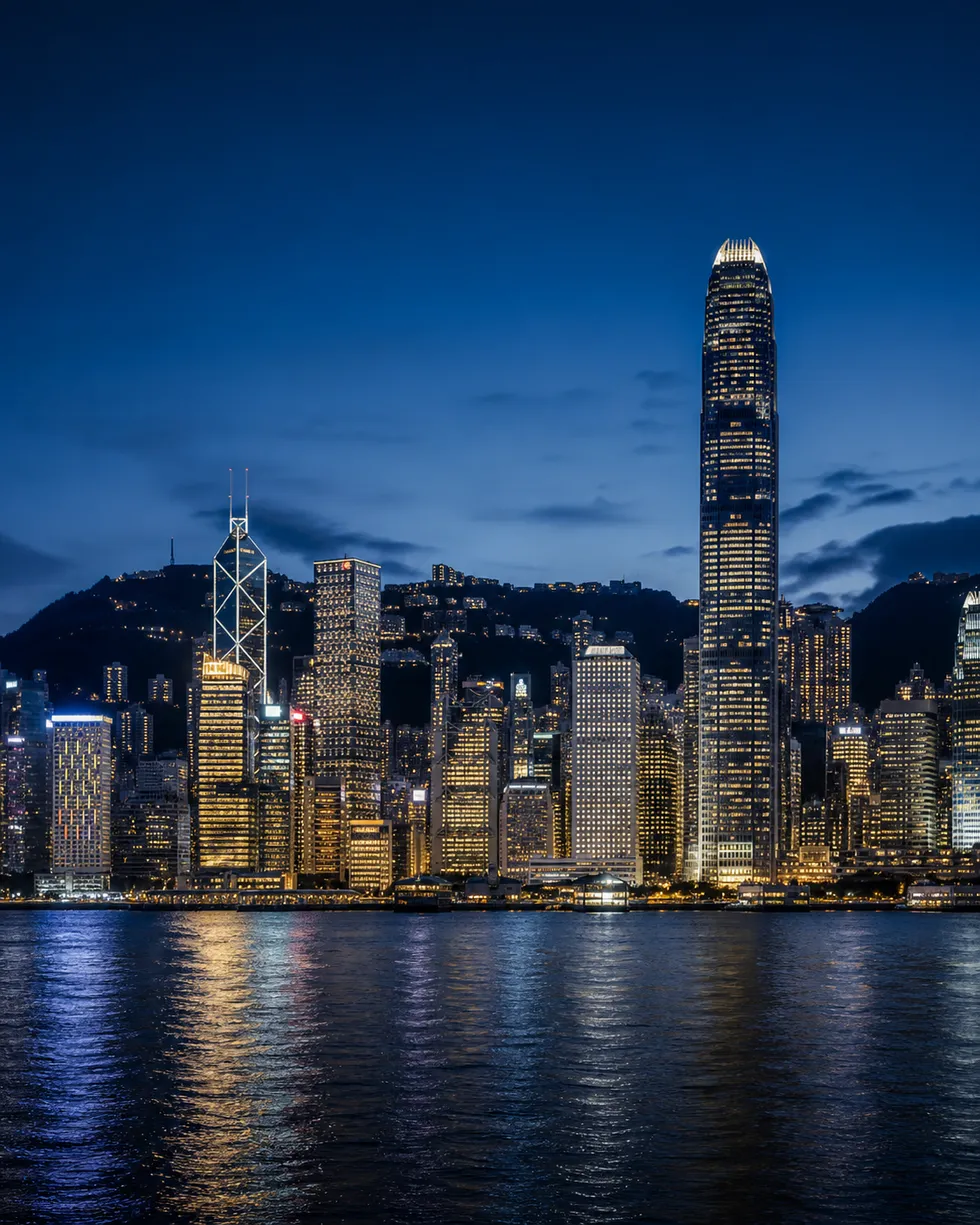 夜晚的香港维多利亚港天际线。