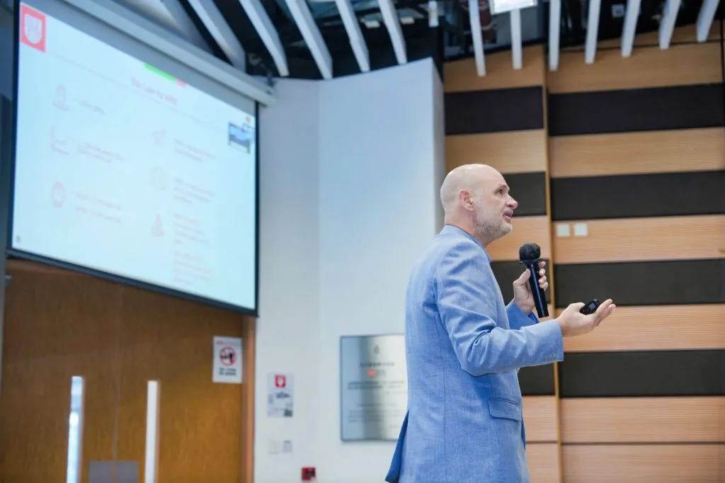 IESE 商学院 Jan Simon 教授发表主题演讲。